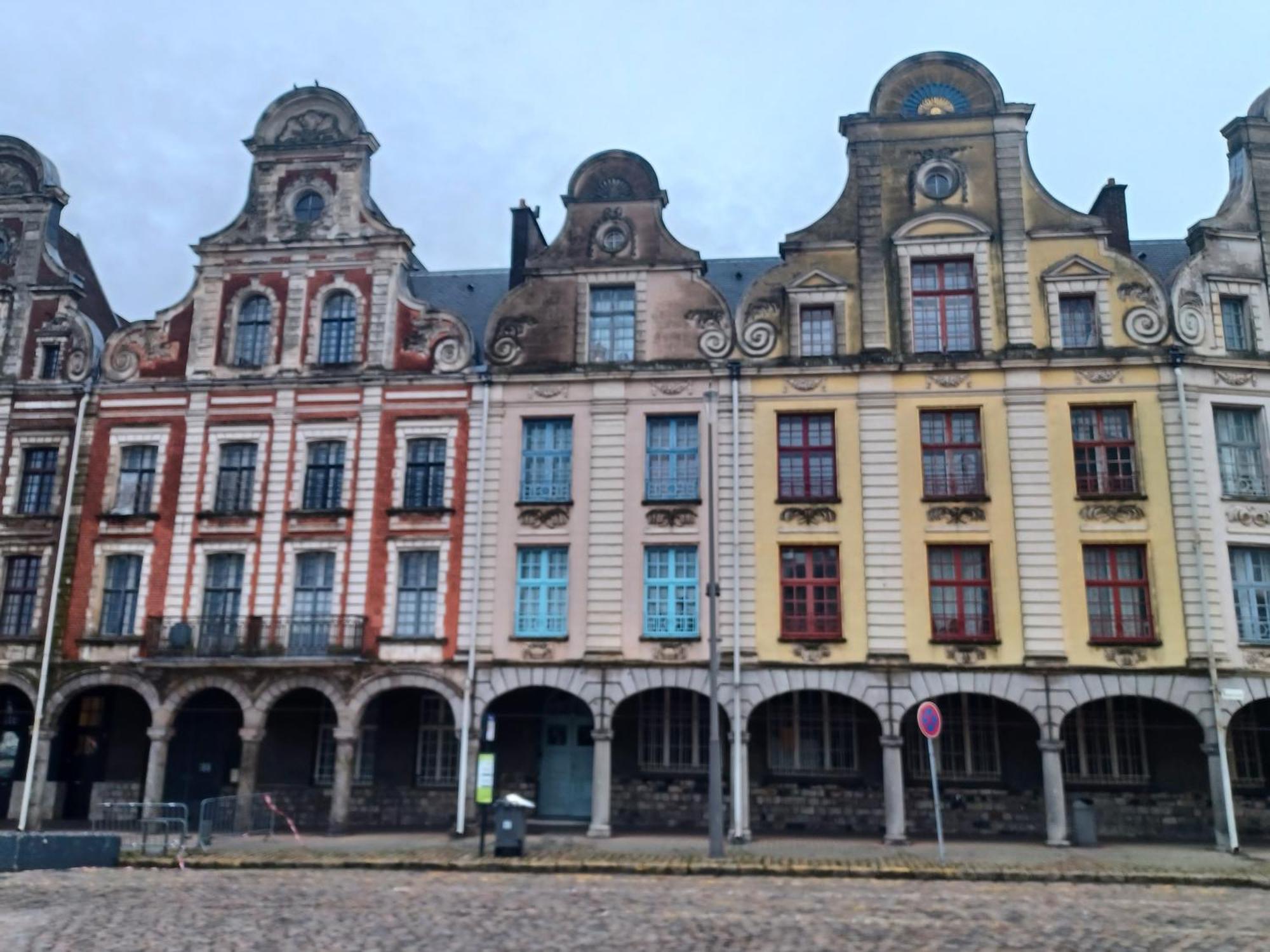 Au Coeur De La Grand Place Arras Exteriör bild